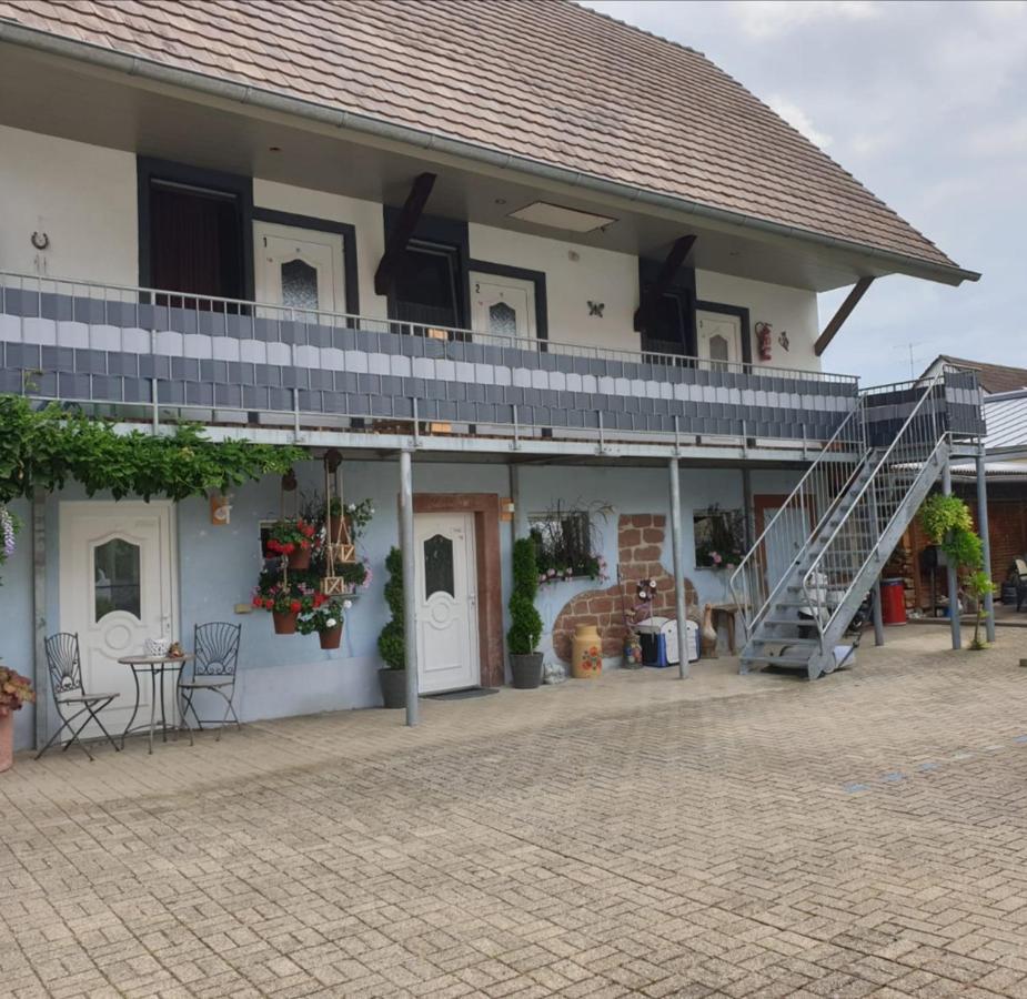 Gaestehaus Viktoriya Nur Wenige Minuten Zum Europa-Park Rust Exterior foto
